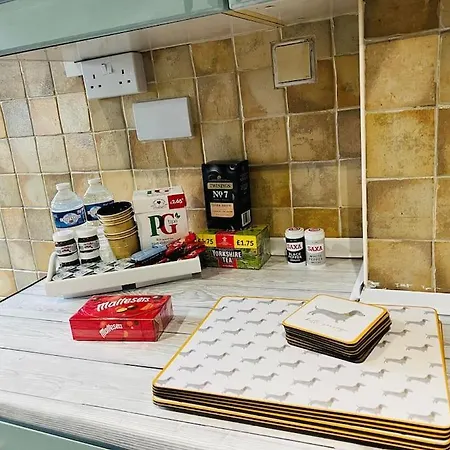 Cheerful 3 Bedroom home in Wigan - Ince - sleeps 7 Buitenkant foto