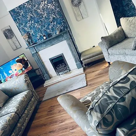 Cheerful 3 Bedroom home in Wigan - Ince - sleeps 7 Buitenkant foto