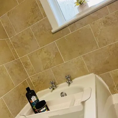 Cheerful 3 Bedroom home in Wigan - Ince - sleeps 7 Buitenkant foto