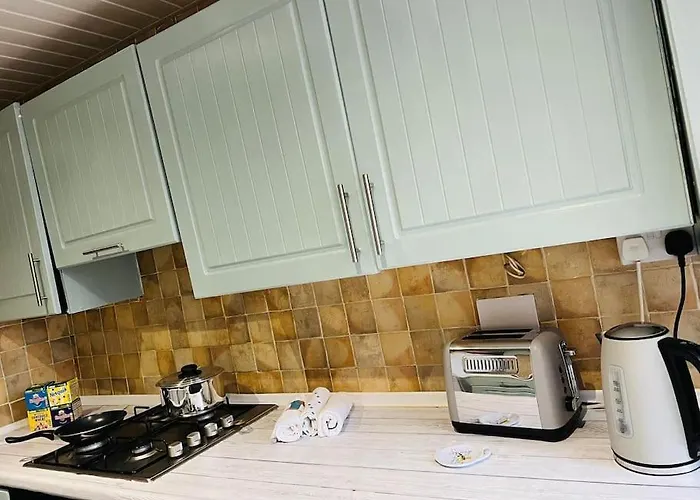 The White House - Cheerful 3 Bedroom Home In Wigan - Ince - Sleeps 7 - Parking - Work Space - Great Motorway Links