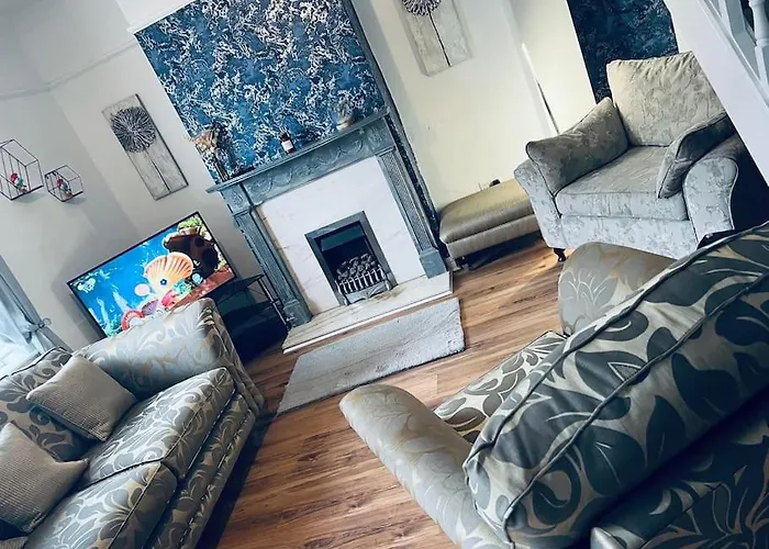 The White House - Cheerful 3 Bedroom Home In Wigan - Ince - Sleeps 7 - Parking - Work Space - Great Motorway Links