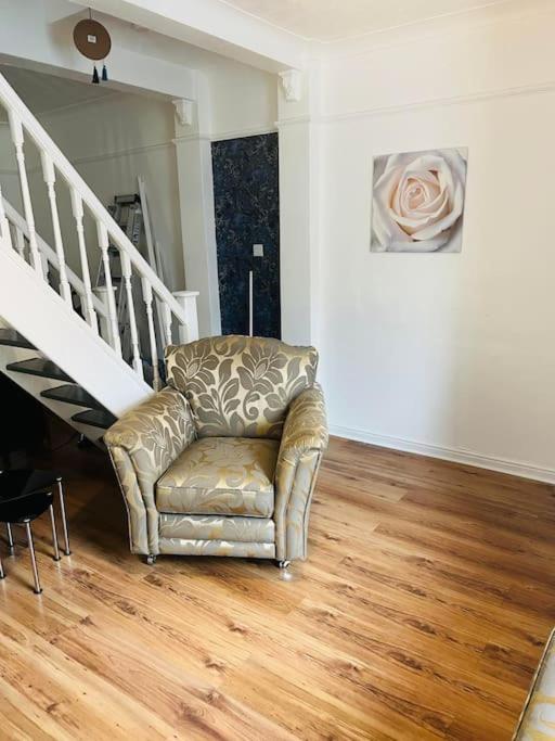 The White House: Cheerful 3-bedroom In Wigan *