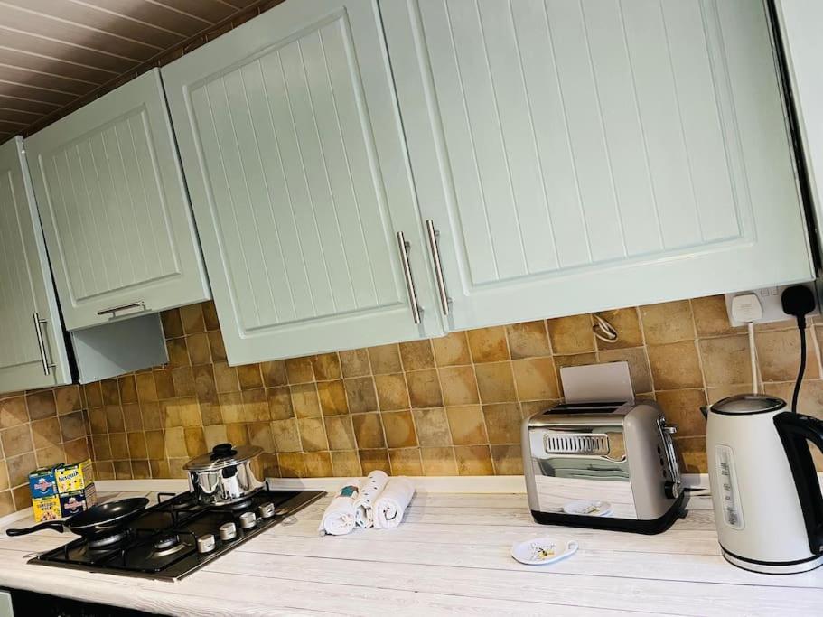 The White House: Cheerful 3-bedroom In Wigan Holiday home *