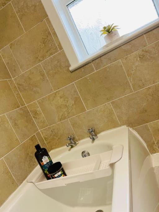 The White House: Cheerful 3-bedroom In Wigan Holiday home Ince-in-Makerfield