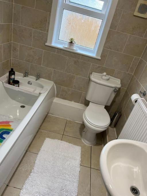 The White House: Cheerful 3-bedroom In Wigan *