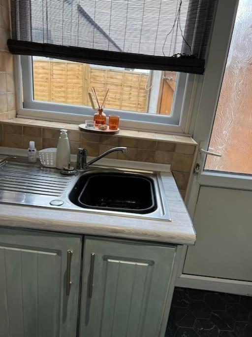 The White House: Cheerful 3-bedroom In Wigan *